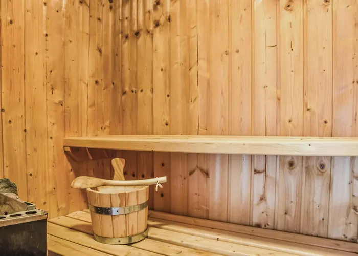 בית נופש Lovely In With Sauna *